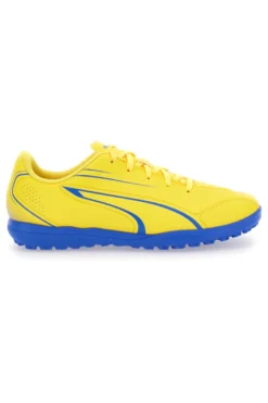 Gelbe Fußballschuhe und blaue Sohle von Puma Vitoria TT JR