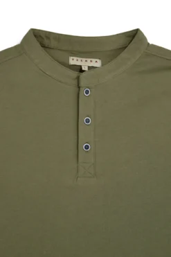 Grünes koreanisches Hals-T-Shirt mit Knöpfen Pittarello Tierra NBY3032