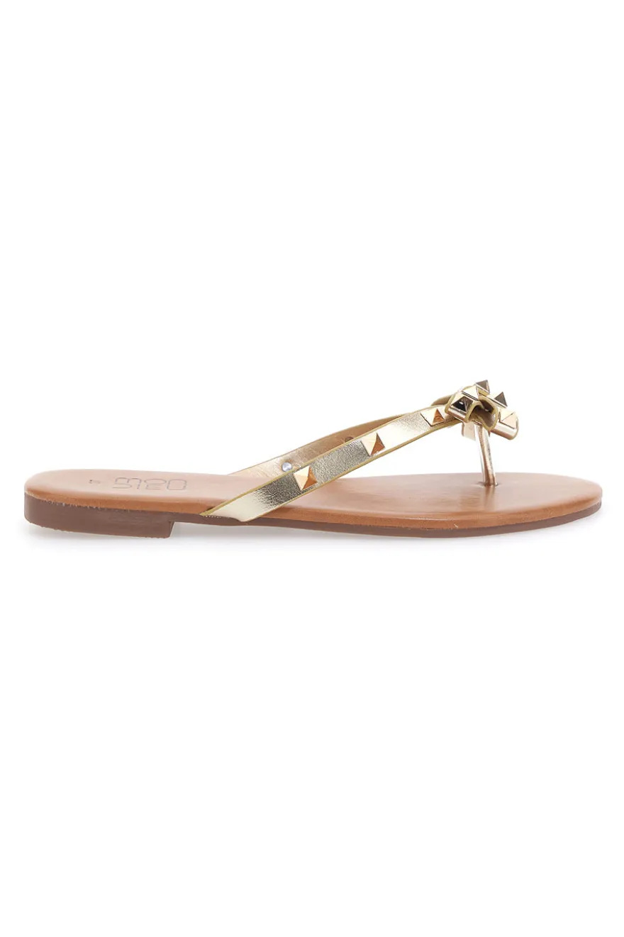 Platin Flip Flops mit Schleife und Nieten MON DIEU PREA842