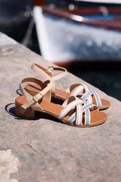 Sandali beige in pelle con tacco basso e listini Pittarello look 243110