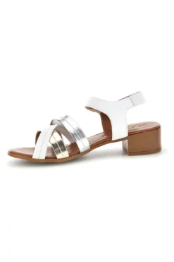 Sandali bianchi e argento in pelle con fasce incrociate Pittarello look 243205