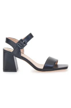 Schwarze Sandalen mit Absatz und Knöchelriemen im Café kosten 285