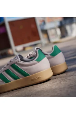 Sneakers beige con strisce verdi e dettagli in suede Adidas Barreda