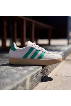 Sneakers beige con strisce verdi e dettagli in suede Adidas Barreda