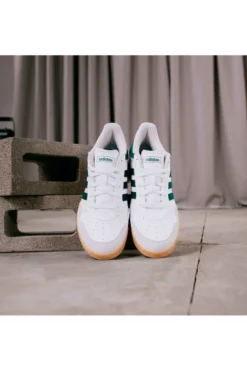Sneakers bianche con dettagli verdi e suola gum Adidas Hoops 4.0