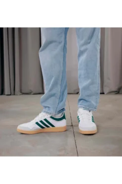 Sneakers bianche con dettagli verdi e suola gum Adidas Hoops 4.0