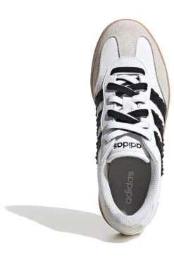 Sneakers bianche con strisce nere e punta in suede Adidas Barreda