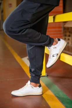 Weiße Leder-Sneaker mit schwarzen Details von Pittarello Plus Aurelius, Made in Italy.